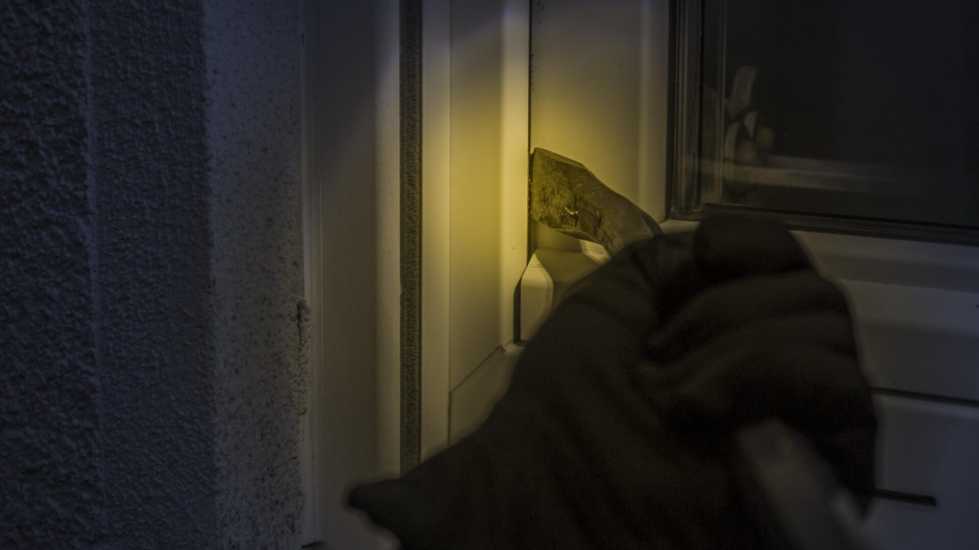 Psychische Folgen nach Einbruch oder Überfall 1 Ein Einbruch kann gravierende Folgen für die Opfer haben.