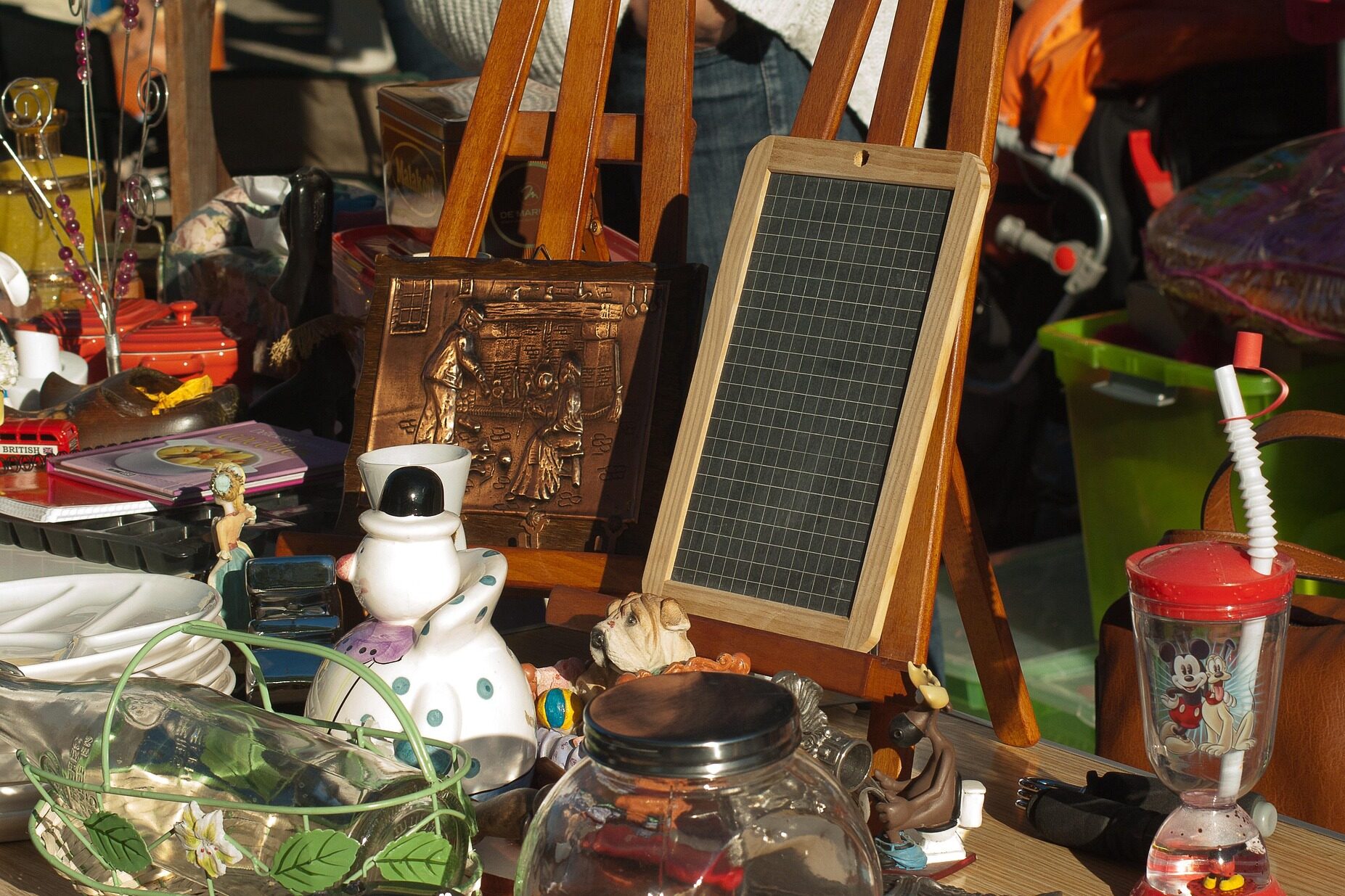 Ausmisten: nicht Benötigtes auf dem Flohmarkt verkaufen