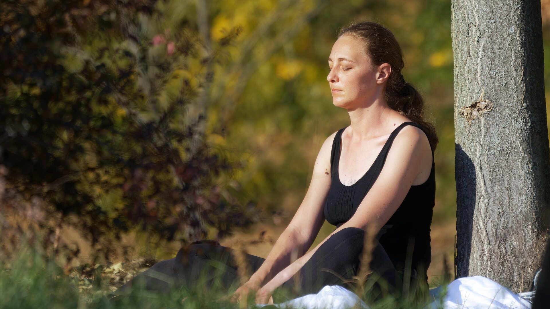 Spirituelle Rituale wie Meditieren schaffen Balance und Wohlbefinden.