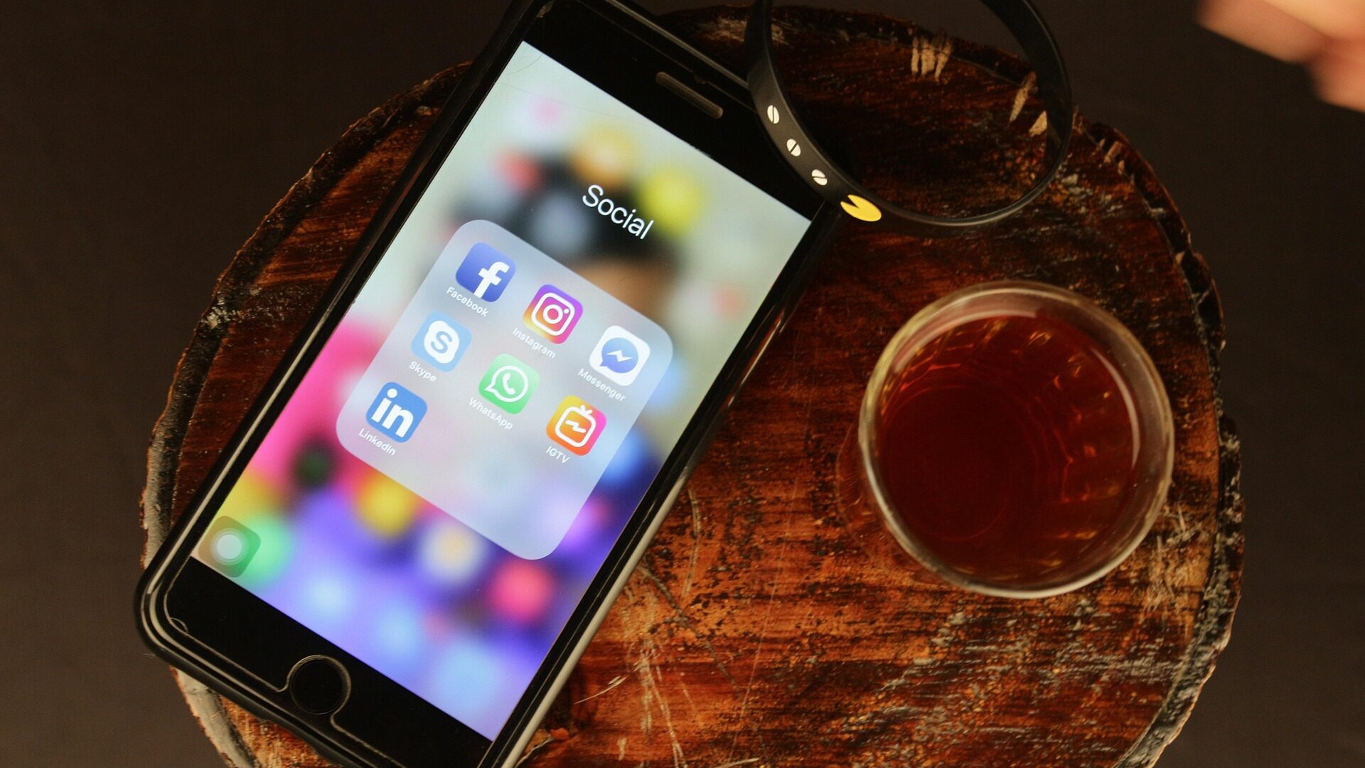 Die Vergleichsfalle: Warum sie so schwer zu vermeiden ist 2 Auf Social Media vergleichen sich Menschen ständig mit anderen.